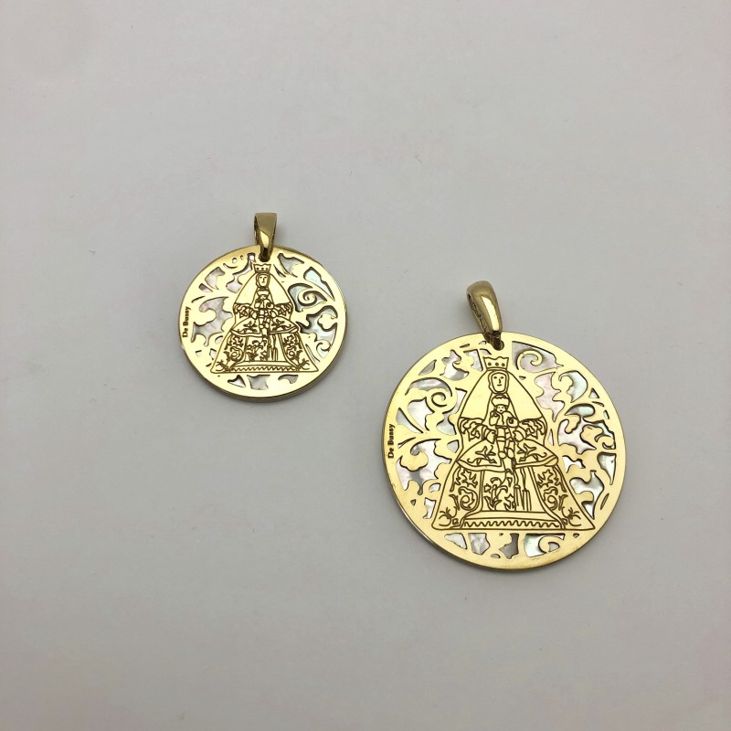 Medalla Virgen de los Reyes (Sevilla) en plata de ley cubierta de oro de 18kt y nácar. Tamaño: 25mm