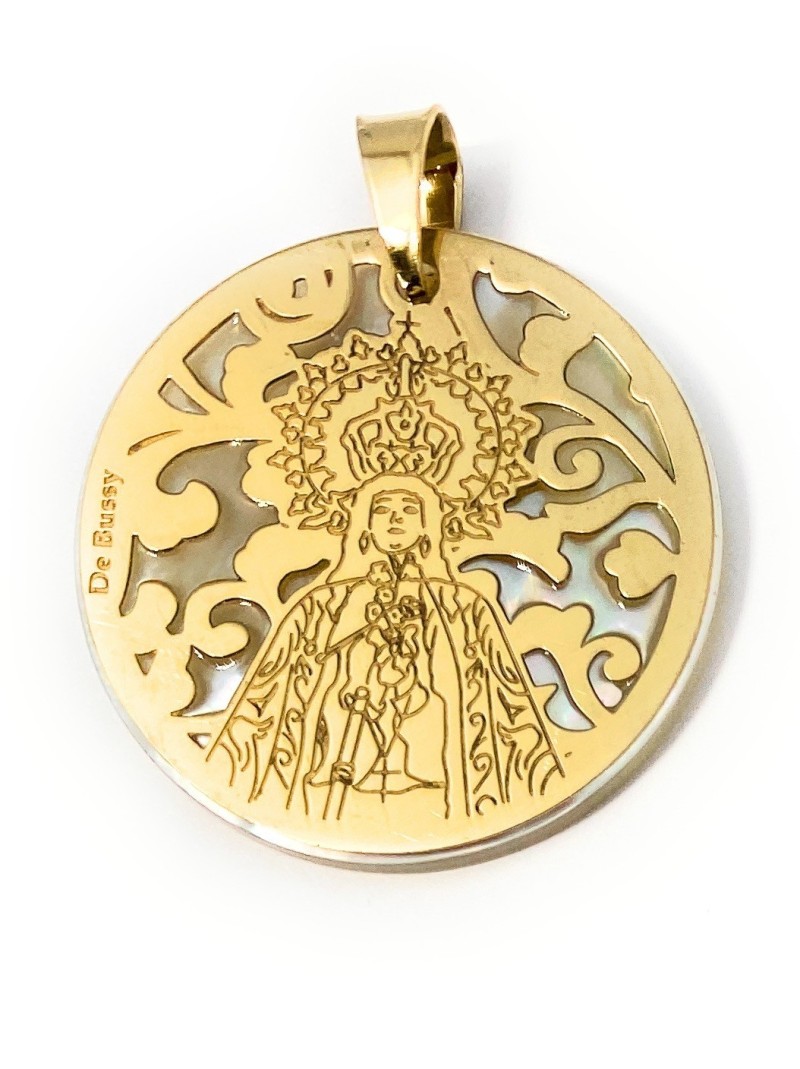 Medalla Virgen de las Nieves en plata de ley cubierta de oro de 18kt y nácar. Tamaño 25mm