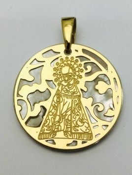 Medalla de la virgen de los Desamparados en plata de ley cubierta de oro de 18kt y nácar. Tamaño 35mm.