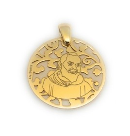 Medalla Padre Pío en plata de ley cubierta de oro de 18kt y nácar. Tamaño 25mm