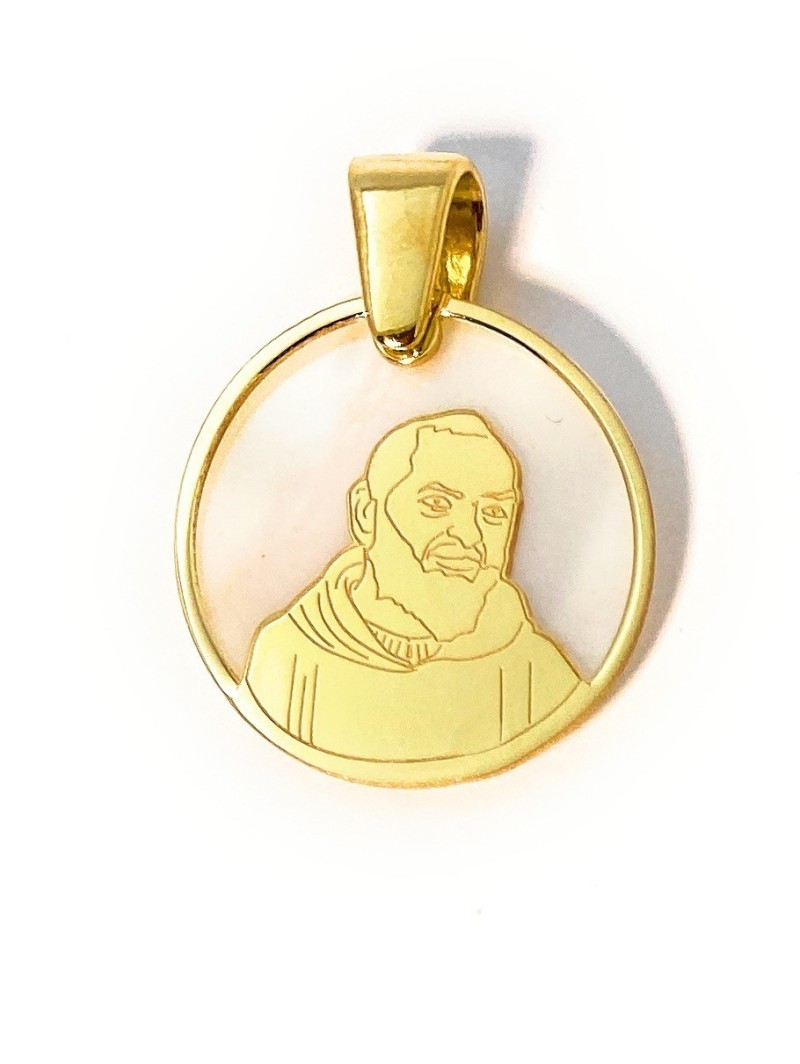 Medalla Padre Pío en plata de ley cubierta de oro de 18kt y nácar. Tamaño 20mm