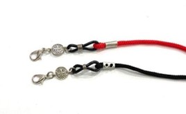 2 Cordones San Benito metal para mascarilla/gafas

Tamaño medalla: 9mm

1 color negro, 1 color rojo
