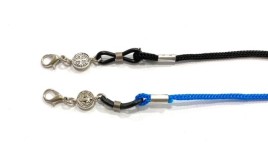 2 Cordones San Benito metal para mascarilla/gafas

Tamaño medalla: 9mm

1 color negro, 1 color azul