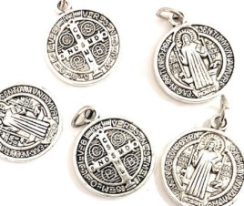 5 Medallas San Benito metal baño plata

Tamaño: 25mm