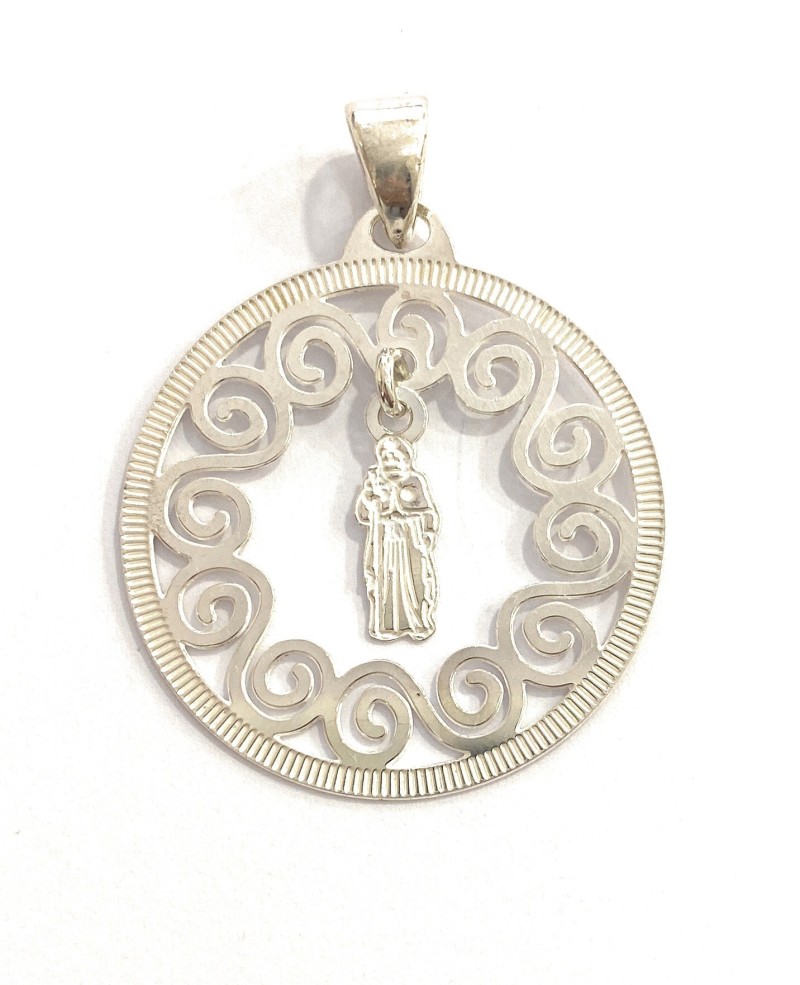Medalla del Apóstol Santiago realizada en plata de ley 925. 

Tamaño: 30mm (sin incluir reasa)