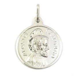 Medalla del Apóstol Santiago realizada en plata de ley 925. 

Tamaño: 18mm (sin incluir reasa)
