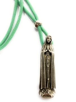 Colgante Virgen de Fátima bañado con 10 micras de plata de ley. 

Cordón verde

Tamaño: 52mm