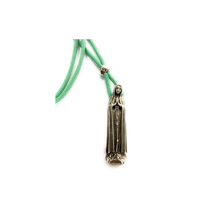 Colgante Virgen de Fátima bañado con 10 micras de plata de ley. 

Cordón verde

Tamaño: 52mm