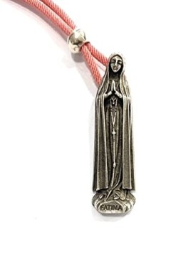Colgante Virgen de Fátima bañado con 10 micras de plata de ley. 

Cordón rosa

Tamaño: 52mm