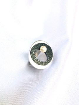 Anillo con diseño en plata 925 mm con baño de rodio negro y perla natural (talla 15)