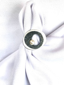Anillo con diseño en plata 925 mm con baño de rodio negro y perla natural (talla 15)