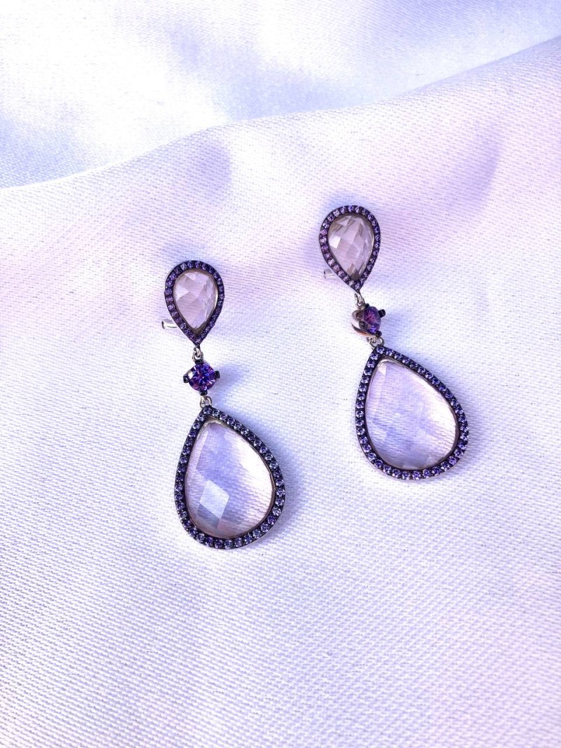 Pendientes en plata de ley de 925mm con amatistas facetadas engastadas. Cierre omega Pendientes en plata de ley de 925mm con amatistas facetadas engastadas. Cierre omega