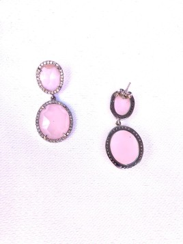 Pendientes plata de ley de 925 mm con bisel de circonitas engastadas y cuarzos rosa oval. Cierre presión
