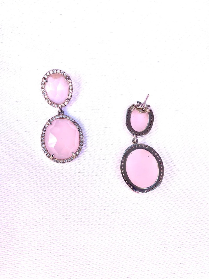 Pendientes plata de ley de 925 mm con bisel de circonitas engastadas y cuarzos rosa oval. Cierre presión