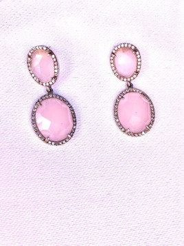 Pendientes plata de ley de 925 mm con bisel de circonitas engastadas y cuarzos rosa oval. Cierre presión