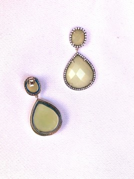 Pendientes en plata de ley de 925 mm con piedras naturales engastadas. Cierre presión