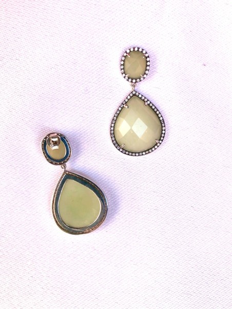 Pendientes en plata de ley de 925 mm con piedras naturales engastadas. Cierre presión