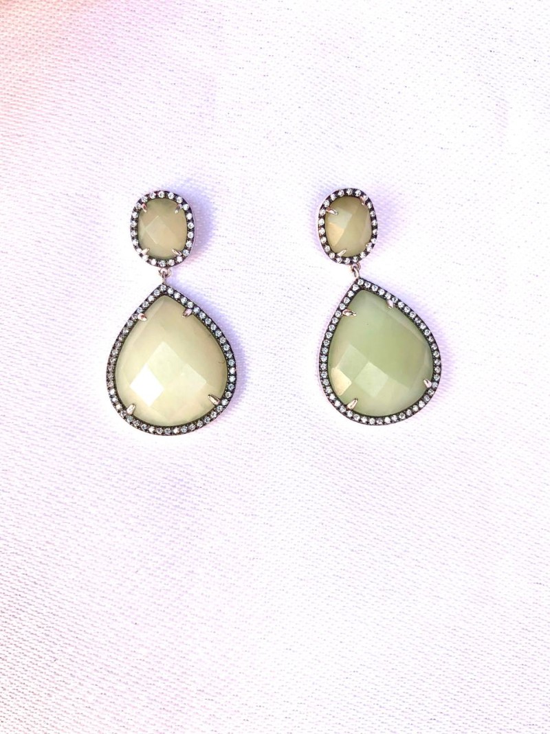 Pendientes en plata de ley de 925 mm con piedras naturales engastadas. Cierre presión