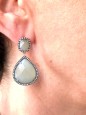 Pendientes en plata de ley de 925 mm con piedras naturales engastadas. Cierre presión
