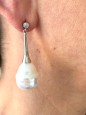 Pendientes plata de ley de 925 mm con perla fantasía irregular y circonita engastada. Cierre presión